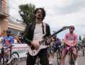 Musikalische Begleitung vor dem Start der 13. Etappe des Giro d'Italia 2024 durch Giulio Maceroni