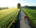 Certains parcours ressemblent davantage à des pistes de VTT asphaltées qu'à de larges routes.