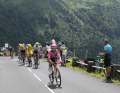 Avec Ben Healy, la dernière échappée est reprise dans l'ascension du Puy Mary Pas de Peyrol par UAE Team Emirates ...