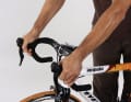 Ride hands-free and pedal with varying degrees of force. If the noise stops, the cause may be in the handlebar stem area. Stop, grip the handlebars by the brake levers and alternately push and pull. If the noise cannot be produced in this way, the changed load on the saddle when riding hands-free may also be the cause.