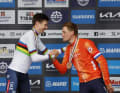 Tadej Pogacar (links) hat seinen Vertrag verlängert. Wie lange laufen die Arbeitspapiere anderer Top-Stars wie Mathieu van der Poel (rechts im Bild)?