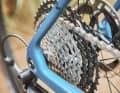 Les cassettes pour les configurations simples proviennent du groupe de VTT XT, ici la plus sportive 10-45.