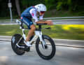 Auch auf den Radstrecken im Triathlon werden Zeitfahrräder eingesetzt, sie unterliegen aber nicht dem UCI-Reglement und die Sitzposition fällt meist etwas komfortabler aus