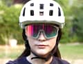 With a closed frame and a large mirrored panoramic lens, it’s ideal for trail use: the Fury weighs 36.2 grams and is also available for a modest 89.90 euros.