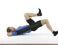 2. position de départ de cet exercice très exigeant, mais aussi très efficace, similaire à celle ci-dessus, sauf que la tête repose ici sur les bras croisés. L'angle des jambes est d'environ 100 degrés. Serrez la pointe des pieds en direction du tibia et enfoncez fermement le talon dans le sol. Soulevez les fesses jusqu'à ce que les hanches soient complètement tendues. L'efficacité - mais aussi la difficulté - de l'exercice augmentent encore si l'on soulève une jambe comme indiqué et si l'on contracte en outre l'arrière de la jambe au sol comme si l'on voulait tirer le talon vers les fesses (traction du talon). Si l'on augmente l'angle entre le bas et le haut de la jambe à 140 degrés, on a atteint le niveau de difficulté le plus élevé. Tenir 10 secondes, répéter 10 fois.