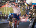 In a thrilling duel with Wout van Aert (behind), Mathieu van der Poel secured the World Championship title last winter. His former Inflite was now the inspiration for the new model.