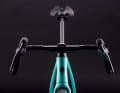 The Pro and Comp versions are equipped with clamped handlebars, which are designed to increase control off-road thanks to a large flare (16 degrees).
