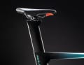 L'angle d'assise très prononcé permet une position très agressive sur le vélo.