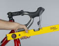 3. position the handlebars so that the ends are pointing downwards. An imaginary line from the handlebar end should point through the quick release of the rear wheel. Fix the handlebar only lightly at first and align it lengthways parallel to the direction of travel.
