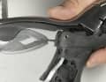 4. déplacez le levier jusqu'à ce que les trous soient alignés et que le boulon s'engage. Si nécessaire, il est à nouveau possible d'aider un peu avec le marteau en caoutchouc ou en plastique. Égalez le dépassement de l'axe sur les deux côtés extérieurs et tournez la vis sans tête à fond avant de retirer l'outil en forme de douille du ressort à l'aide d'une pince.