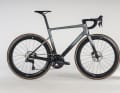 Le Xlite 06 Ultegra Di2 est un peu plus lourd et moins aérodynamique que son prédécesseur.