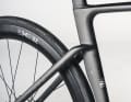 Le tube de selle et la tige de selle, en particulier, conviendraient parfaitement à un vélo de course aérodynamique typique, tandis que la partie avant a été conçue de manière plutôt conservatrice. Le résultat des essais en soufflerie est impressionnant.