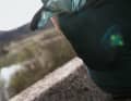 La veste Windchill est conçue pour offrir une protection optimale contre les intempéries tout en étant particulièrement compacte une fois rangée.
