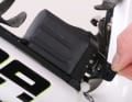 Rabattez les leviers et appuyez sur le bouton de la base de la batterie sur le tube diagonal. De l'autre main, retirez la batterie de son support. Pour remonter la batterie après la charge, appuyez également sur le bouton et faites glisser la batterie dans son logement.