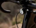 On the handlebars, the Lupine Nano SL headlight with dipped beam function ensures visibility and visibility.