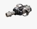The staggered arrangement of the binding mechanisms on both sides is intended to increase resistance to soiling and enable safe clicking in and out, even after carrying or pushing through deep mud.
