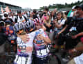Elisa Longo Borghini (UAE Team ADQ) feiert mit ihren Teamkolleginnen den Gesamtsieg.
