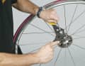 3. turn the cone in slightly and the lock nut against it. Make sure that the axle does not rotate and that the bearing play does not change. Shimano's Dura-Ace hubs of the current generation are equipped with receptacles for 5 mm hexagon socket spanners in the axle. This allows the axle to be held in place during tightening.