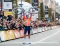 Bei seinem ersten Gravel-Rennen in diesem Jahr sicherte sich Mathieu van der Poel auf Anhieb den Sieg und schlüpfte damit ins Regenbogen-Trikot.