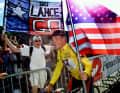 Lance Armstrong feiert 1999 den Sieg bei der Tour de France auf den Champs Elysees.