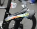 Une selle haute en couleur : le design Atom a été réalisé par un ami aérographe, qui a également peint la Harley Davidson de Kittel.