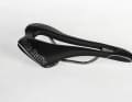 Selle Italia SLR TM Superflow  S3
	Der Sattel vermittelt in jeder Fahrposition eine gute Druckverteilung und bietet immer guten Beckenhalt; Druckspitzen auf den Sitzknochen sind kaum spürbar; der Sattelbezug ist auch bei Regen immer schön griffig, der Verstellbereich ist eher mittelmäßig Preis: 130 Euro