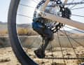 Mit dem neuen GRX Di2-Schaltwerk stellt Shimano erstmals einen elektronisch angesteuerten Einfach-Antrieb für Gravelbikes