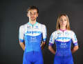 Matteo Sobrero und Letizia Paternoster zeigen das neue Trikot von Jayco-AlUla für 2023