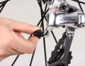 Vissez les vis de réglage du dérailleur et du tube diagonal dans le sens des aiguilles d'une montre jusqu'à ce qu'elles soient en butée. Vous aurez ainsi la possibilité de retendre les câbles plus tard et d'ajuster le dérailleur de cette manière.