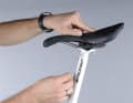 2. push the lower half-shell back in and turn the two screws alternately and gradually to check the saddle tilt at all times. If the tilt is not correct, you must first loosen the front (or rear) bolt before tightening the rear (or front - i.e. the other one). If the saddle position is correct, tighten the bolts with the torque spanner according to the manufacturer's instructions.