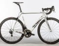 Voluminous tubes and pronounced surfaces and edges characterise the appearance of the De Rosa