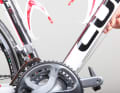 3. vérifiez la tension du câble : pour cela, la vis de tension du câble de dérailleur arrière doit être complètement vissée sur le tube diagonal ou le tube de direction et la poignée de dérailleur doit être détendue (chaîne sur le petit plateau). Tirez le câble du tube diagonal à titre d'essai - le dérailleur doit alors bouger le plus immédiatement possible.