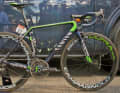 Die meisten Canyon-Fahrer greifen lieber zum sportlicheren Aeroad. Valverde dagegen fährt das Leichtbaumodell Ultimate CF SLX. Um die vergleichsweise kommode Sitzposition zu verschärfen, wird ein stark nach unten abgewinkelter Vorbau montiert.