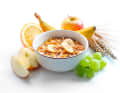 Petit déjeuner le jour de la compétition
	Prenez votre petit-déjeuner tôt, environ trois heures avant le départ, même si vous avez du mal à vous lever ! L'une des plus grandes erreurs est de ne pas prendre de petit-déjeuner du tout pour dormir plus longtemps. Vous vous privez ainsi de ressources importantes, car pendant la nuit, le corps consomme de l'énergie, donc du glycogène ; les réserves ne sont plus pleines. Le petit-déjeuner doit être riche en glucides, mais facile à digérer ; évitez donc les produits à base de céréales complètes ; les fibres alimentaires alourdissent inutilement votre estomac. Les toasts avec un peu de fromage frais et de miel ou les flocons d'avoine avec une banane et un yaourt ont fait leurs preuves. Ceux qui le souhaitent et le supportent peuvent boire une tasse de café pour se réveiller.