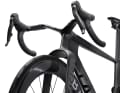 Les récents changements dans les règles de l'UCI concernant le matériel rendent le design possible, y compris la partie extrêmement étroite et allongée de la tête de commande.