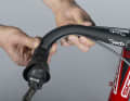 4. the double-tap levers from Sram release the brake cable at the front of the handlebars and the shift cable to the rear. Handlebars that have a bead at the front and rear are suitable - unless you are not bothered by the cable bulge on the rear side.