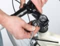 2. démontez également la vis de réglage et le couvercle du support de direction et renversez l'eau qui aurait pu s'infiltrer. Placez le vélo dans un endroit bien ventilé pour que l'intérieur puisse sécher avant de remonter la béquille et le couvercle.