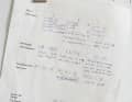 Documentation 1: On a pinboard, Hansen notes which material ratios work best for the various shoe parts - and weigh the least. He pushes the weight down to 60 grams, the wall thicknesses are sometimes a tenth of a millimetre.