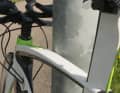 Lehnen Sie Ihr Fahrrad nie mit dem Oberrohr gegen ein Geländer, ein Straßenschild oder ähnliches. Der Lenker kann einschlagen, das Rad rollt weg, das Oberrohr wird beschädigt.