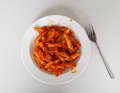 Dîner la veille de la compétition
	La veille de la compétition, la pasta party est une tradition - pas de problème pour respecter cette tradition si vous respectez quelques points : Vous pouvez manger des pâtes, mais pas des quantités astronomiques, et surtout pas avec une sauce grasse comme la bolognaise ou la carbonara. Les réserves de glucides dans les muscles et le foie sont également bien remplies avec une portion de pâtes. Ne surchargez pas votre corps avec un dîner trop riche, cela ne vous apportera qu'une nuit agitée - et vous avez besoin de sommeil. Les plats de légumes et de riz ou les pommes de terre avec du fromage blanc aux herbes conviennent très bien pour le dîner ; ils sont faciles à digérer et fournissent suffisamment de glucides sans surcharger l'estomac. Dînez relativement tôt, au plus tard quatre heures avant d'aller vous coucher.