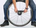 4. passez au plus petit pignon, démontez la roue arrière. Placez la roue devant vous sur le sol et bloquez-la avec les jambes pour qu'elle ne roule pas. Nettoyez les espaces entre les pignons à l'aide d'un chiffon de forme allongée, en jean par exemple. Tirez le chiffon d'avant en arrière dans les interstices pour que la roue libre tourne toujours un peu plus loin et que les pignons soient propres tout autour. 