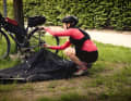 Zelten oder nicht zelten - unser Tipp für Bikepacking-Touren ist, so zu übernachten, wie man sich wohl und sicher fühlt.