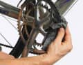3. the chain will be nice and shiny if you wipe it off link by link from the inside to the outside with the cloth. To do this, place the chain on the large chainring. Then clean the chainring teeth; a plastic tyre lever can also be used as a scraper for stubborn dirt.