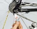 5. lorsque la colle a durci, graissez l'œil fileté et le boulon du dérailleur. Placez le boulon de fixation du dérailleur en vérifiant que la vis située à l'arrière n'est pas pressée contre la patte de dérailleur, ce qui pourrait l'endommager. En règle générale, le dérailleur doit donc être tourné légèrement vers l'arrière lors du montage et précontraint au niveau de la cage à rouleaux. Vissez ici aussi le boulon avec précaution avant de le serrer.