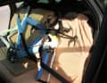 Transportez si possible le vélo protégé par des tubes en mousse en position verticale et dans un système de fixation spécial. Si cela n'est pas possible, fixez le vélo avec des ceintures de sécurité ou des sangles d'emballage pour éviter qu'il ne glisse.