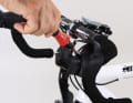 Check that the brake levers are securely fastened. Tighten them carefully and do not exceed the maximum torque. This is particularly sensitive with carbon handlebars; it may be better to unwind the handlebar tape and apply carbon assembly paste under the grip bodies and grips. This reduces the required screw torque.