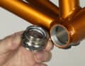 1. check which variant of the common housing types your frame has - the easiest way is to measure the housing width: The most common is the 68 millimetre BSC variant with a thread of inch size 1,370 x 24tpi. Special feature: The right-hand shell in the direction of travel is mounted with a left-hand thread.