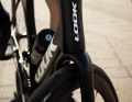 Ex works, the new model rolls on extremely narrow 25-millimetre tyres. Not on Continental Grand Prix 5000 tyres as shown, but on Hutchinson tyres. A maximum of 32 mm tyres fit through the fork and frame.