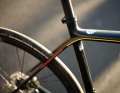 Depending on the equipment variant, there is a round aluminium or carbon seat post in the frame.