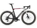 Les vélos complets sont disponibles avec quatre options de transmission et quatre jeux de roues, qui peuvent être configurés à volonté. Les prix varient entre 8 490 et 13 990 euros.